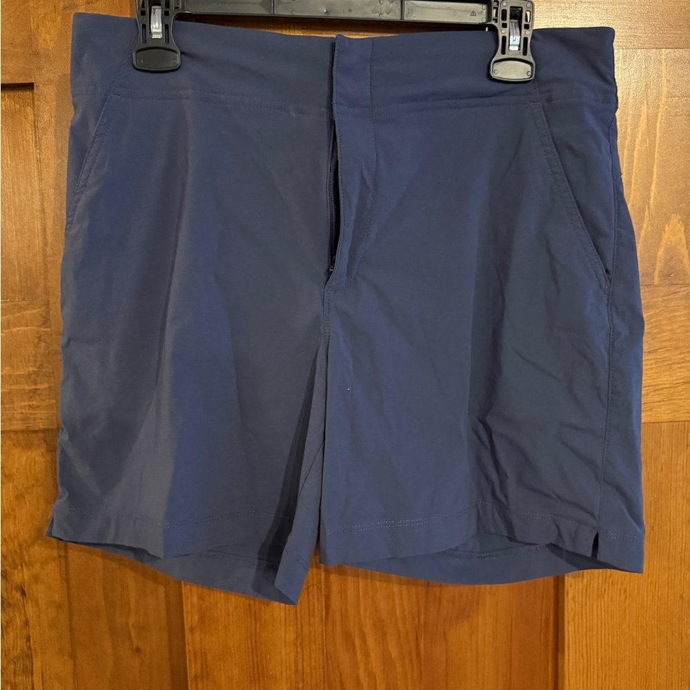 Columbia women’s Blue Flat Front Shorts w/pockets, size 10